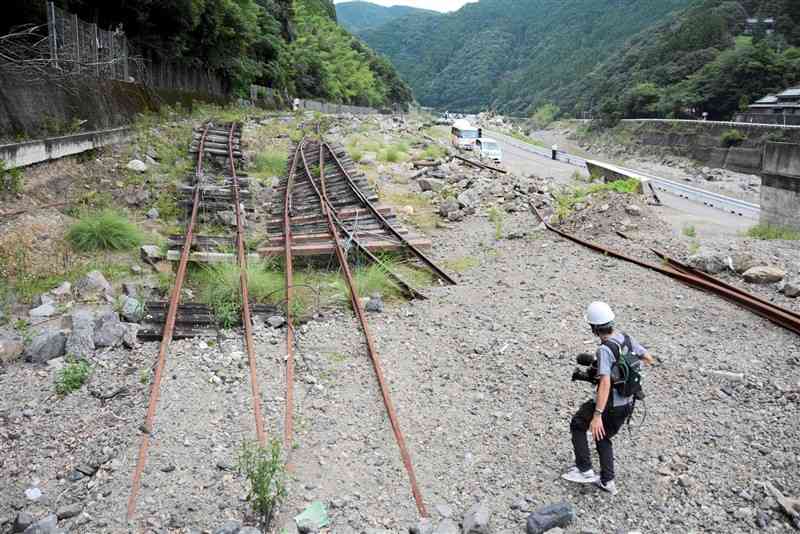 ❶ホームが跡形もなく流された瀬戸石駅。激しく折れ曲がったレールが被害の大きさを物語る＝八代市坂本町