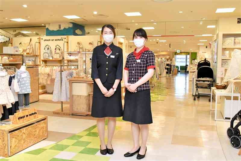 鶴屋百貨店が9月から段階的に廃止する、女性従業員の制服。春夏用（右）と秋冬用の2種類ある＝熊本市中央区