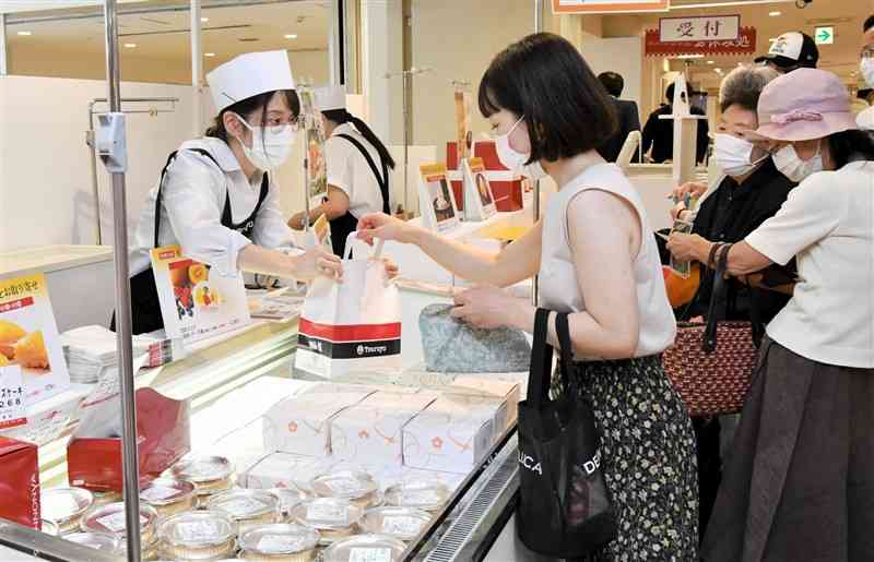 開店直後から買い物客でにぎわう鶴屋百貨店の「にっぽん味百選」＝31日、熊本市中央区