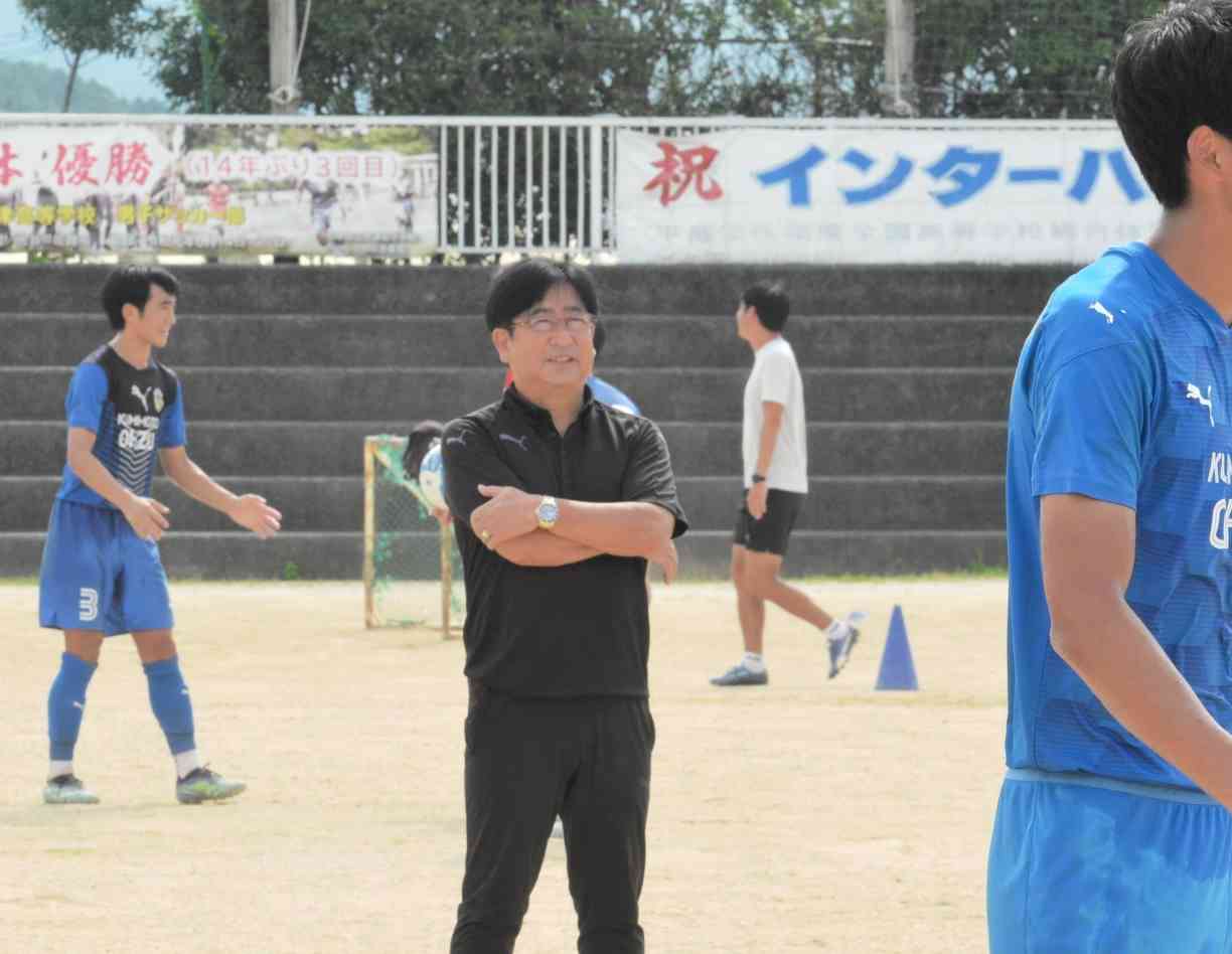 大津高サッカー部の練習を見守る平岡和徳総監督（宇城市教育長）＝熊本県大津町