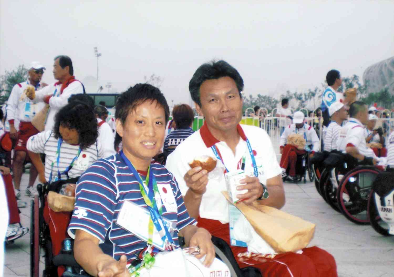 北京パラリンピック大会の開会式で浦元選手（左）と