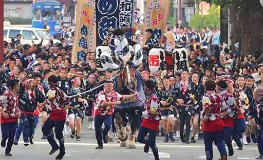 2019年の藤崎八旛宮例大祭・神幸行列で披露された馬追い＝熊本市中央区