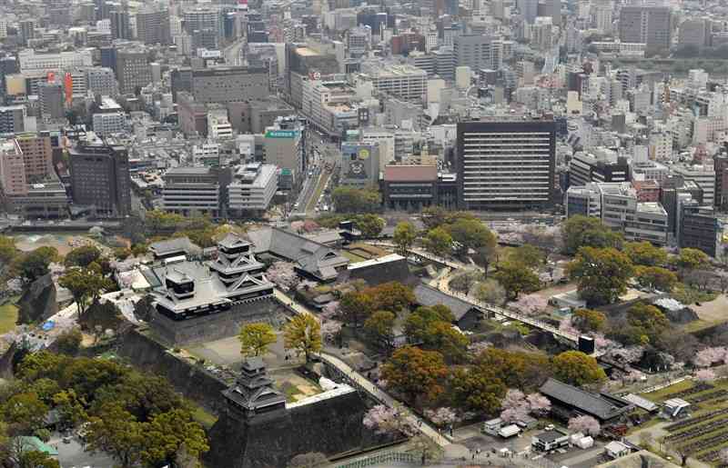 熊本城と市街地＝熊本市