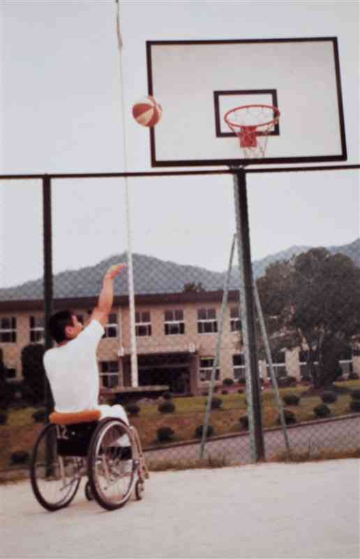 別府市の自衛隊病院敷地内でバスケットボールの練習