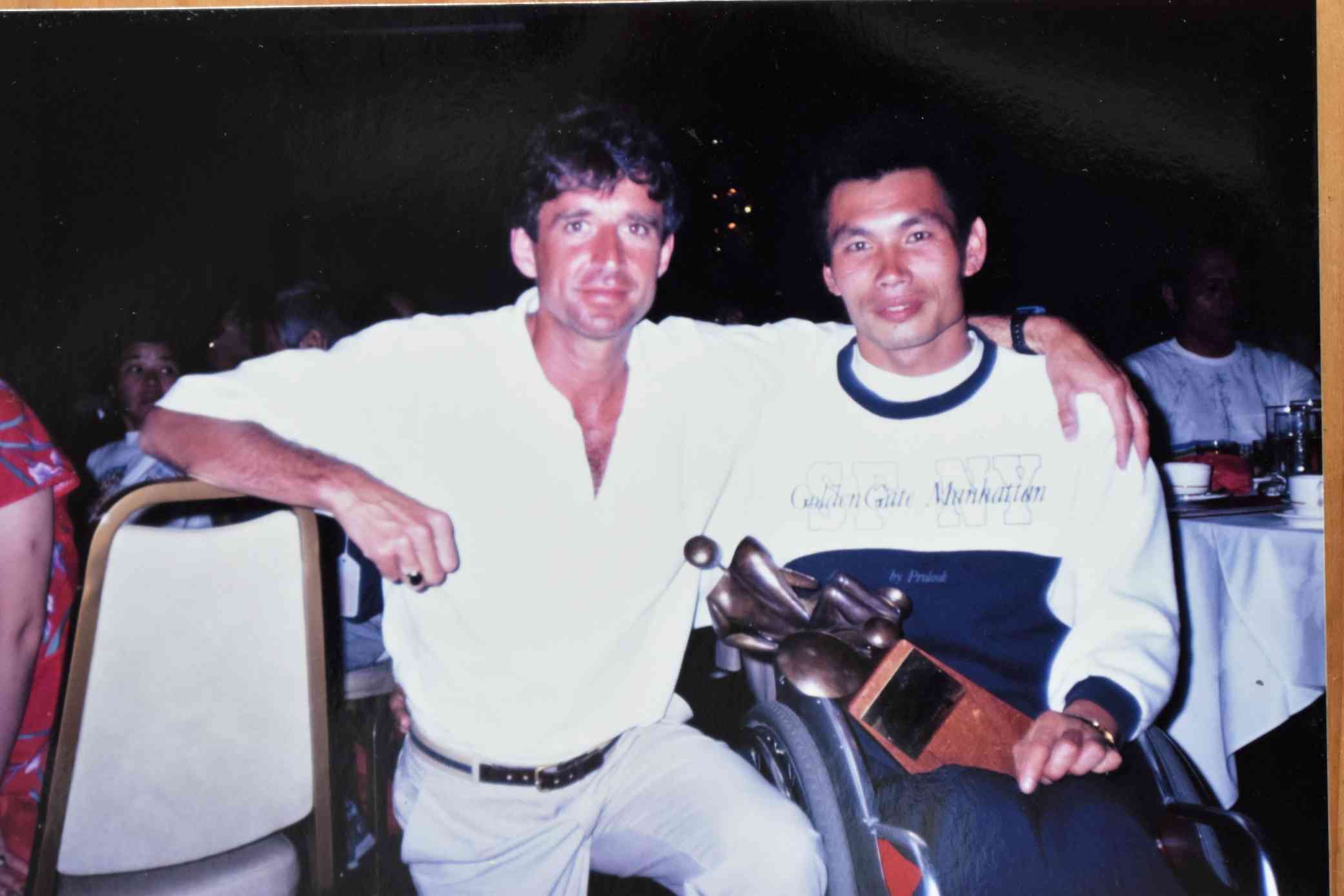 1986年のホノルルマラソン車いす部門で優勝。隣は米国の有名なマラソン選手だったフランク・ショーター氏