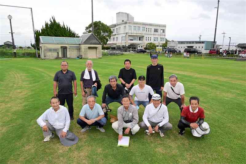 走潟小の芝生グラウンドの維持管理を続ける「グリーンはな走会」のメンバーたち＝宇土市