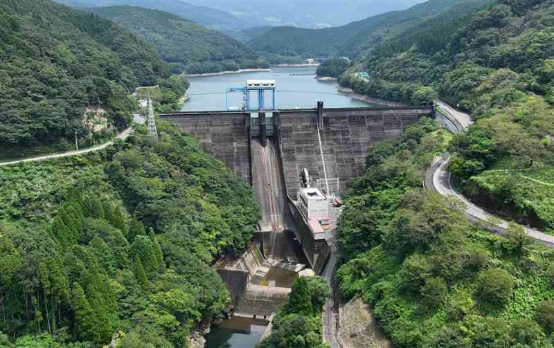 球磨川上流の県営市房ダム＝8月24日、水上村（小山真史、小型無人機で撮影）