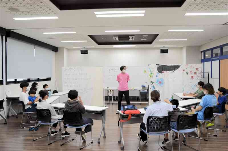 8月にあった「ぷらっとほーむ」の交流会。学生と子どもたちが、転倒防止のためのルールを一緒に考えた＝熊本市中央区