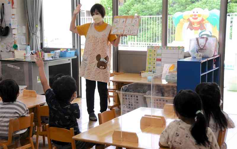 子どもたちが使う机はパーティションで仕切るなど、感染対策に気を使いながら活動する月出保育園＝熊本市