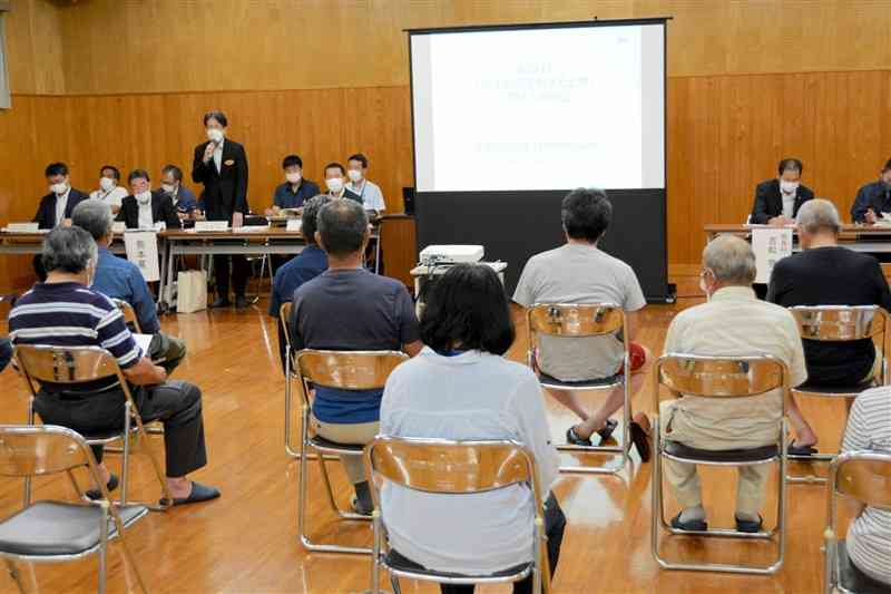 県が「遊水機能を有する土地」について報告した地元説明会＝30日、相良村