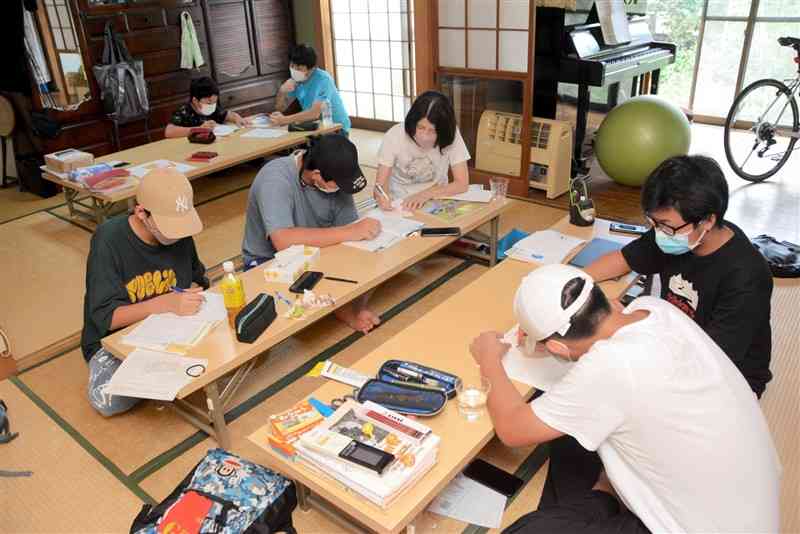 竹村朋子さんの自宅で開いている教室。外国ルーツの子どもたちが県内でも増えており、日本語指導の重要性が高まっている＝合志市