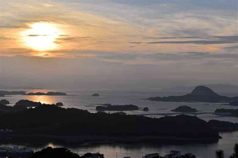 高舞登山の頂上展望台から見た夕日。右下の橋は天草4号橋＝上天草市松島町阿村