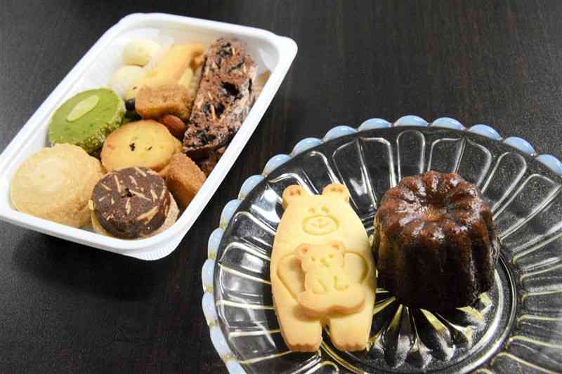 ノンパレルで人気のクッキーパック（左）＝熊本市東区