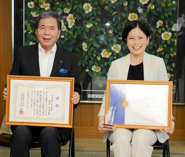 日本青年会議所から〝傑出した若者〟として顕彰され、蒲島郁夫知事（左）に受賞を報告した土屋望生さん＝1日、県庁