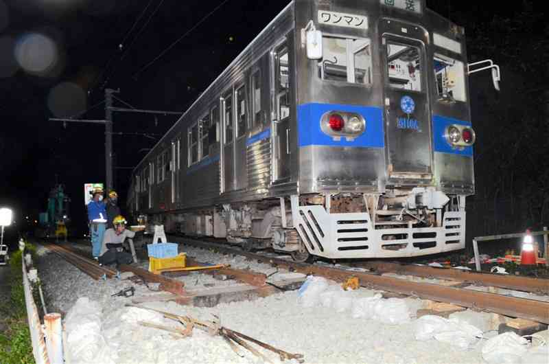 既存の線路（左）の一部を接続した新しい線路を走って新駅に向かう熊本電鉄の電車＝合志市