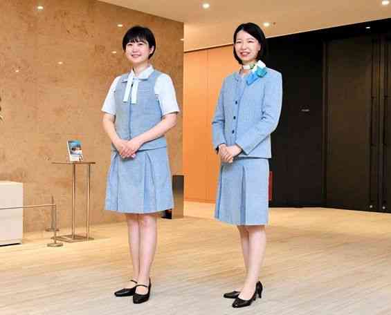 肥後銀行が女性従業員に支給している制服。廃止に向けてスーツなどの私服着用を試行的に始める＝1日、熊本市中央区