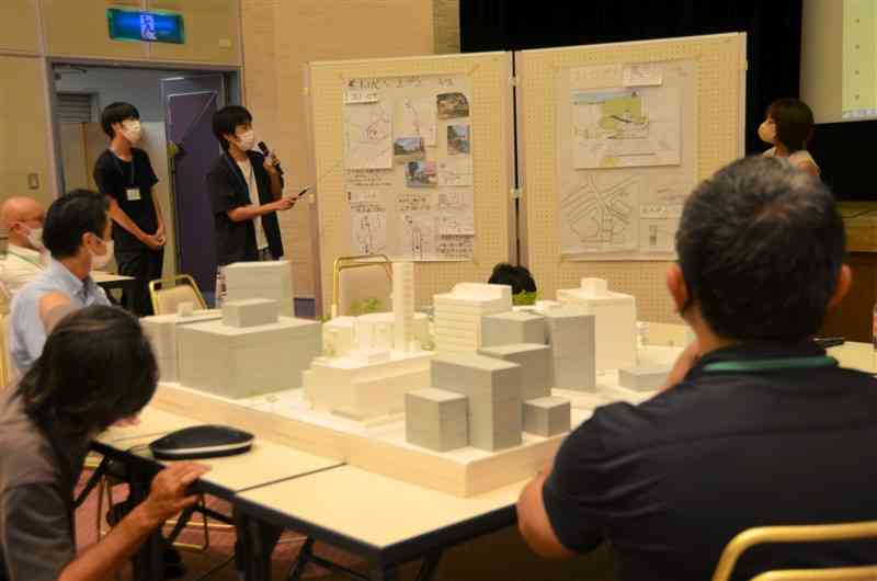 市民会館シアーズホーム夢ホール周辺を対象とした設計演習で、講師らを前にプランを発表する学生ら＝熊本市中央区
