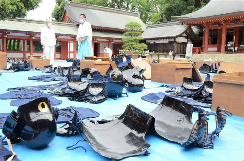 藤崎八旛宮例大祭の神幸行列を控え、境内に並べられた甲冑＝熊本市中央区