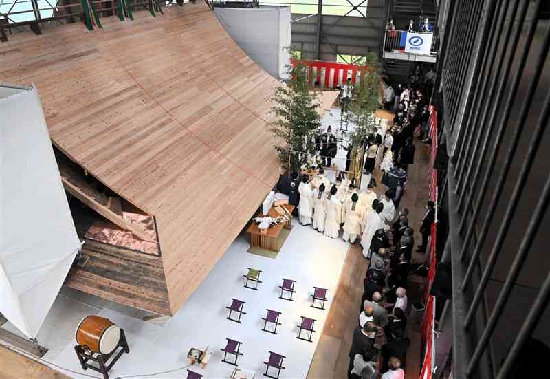 阿蘇神社楼門の棟上げを「曳綱の儀」で祝う参列者＝2日、阿蘇市