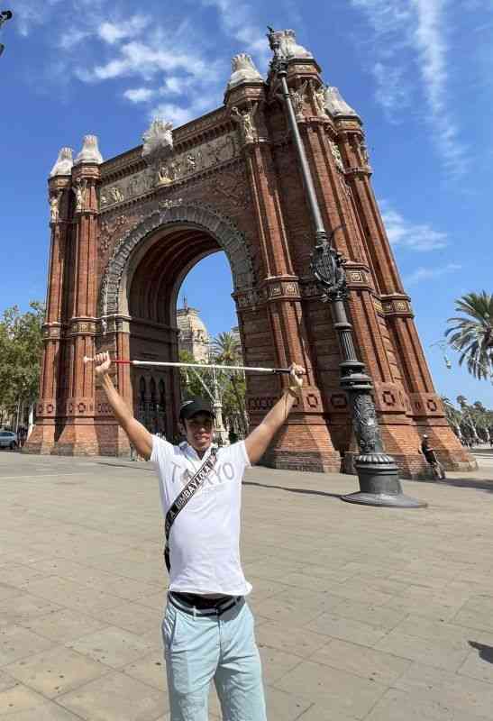 スペイン・バルセロナの凱旋（がいせん）門を訪れた富田宇宙さん＝8月（富田さん提供、後方の建造物が傾いて見えるのはカメラの影響によるものです）