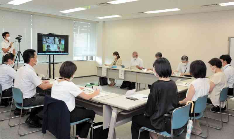 「心のケア　サポート会議」で意見交換する県教委と熊本市教委の担当者と有識者ら＝2日、県庁