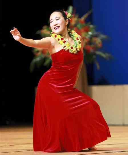 「カレッジフラコンペティション」で優美に踊る松村洋美さん＝横浜市（実行委提供）