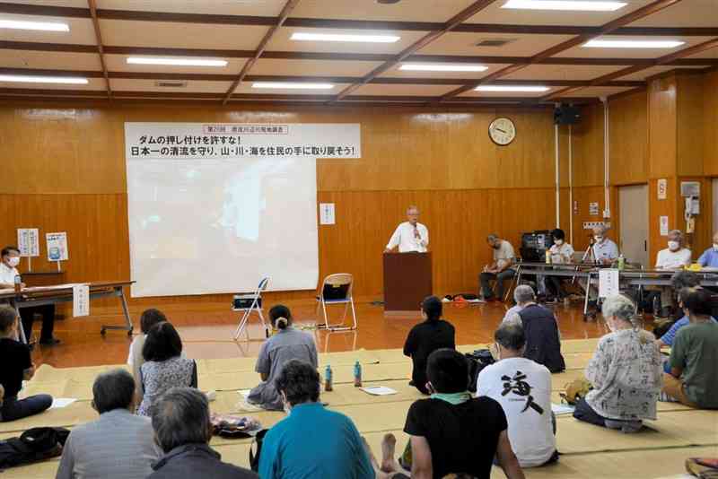 県立大の中島熙八郎名誉教授らが意見を述べたシンポジウム＝相良村