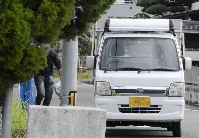 ごみステーションからアルミ缶を軽トラックに積み込み、持ち去る男性＝熊本市西区（画像の一部をぼかしています）