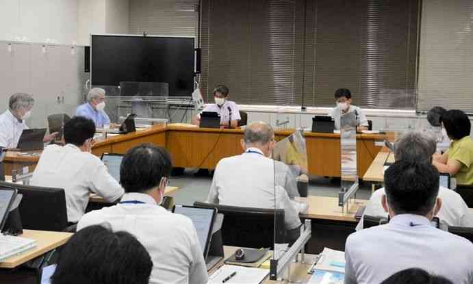 県教育委員会が、全ての県立学校で生理用品を非対面式で提供すると報告した定例会＝6日、県庁