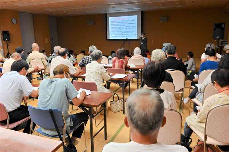 約100人が参加した管理型産業廃棄物最終処分場に関する学習会＝山都町