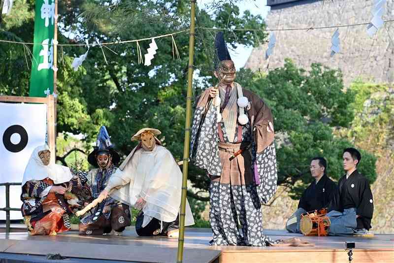 加藤神社創建150年で初お披露目された新作狂言「熊本三獣士」＝2021年5月、熊本市中央区（石本智）