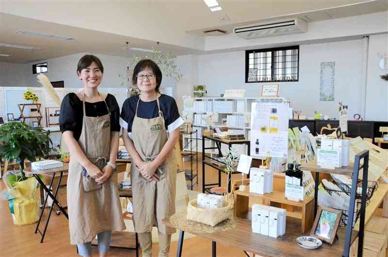 「福田さん家のオリーブ園。」店主の福田真由さん（左）と母親の由利子さん＝苓北町