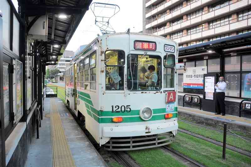 熊本市交通局が、均一運賃を180円へ引き上げる方針を固めた市電車両＝8日、同市中央区