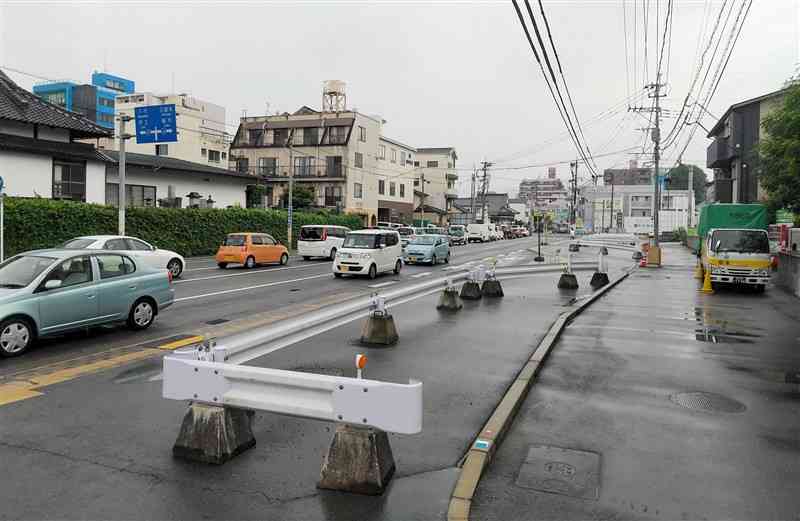 道路の拡幅工事が続いている子飼橋交差点から浄行寺交差点。朝夕のラッシュ時は渋滞が激しい＝熊本市中央区