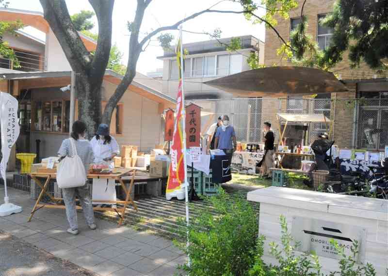 県内4社が参加した県産酒マルシェの試飲・販売コーナー＝10日、福岡市