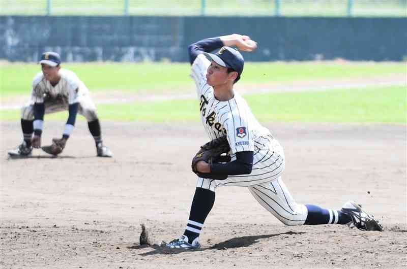 【東海大九州－学園大】4番手で登板し、無失点と好投した東海大九州の廣池＝崇城大学野球場