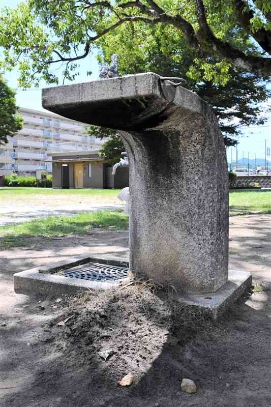 不審火とみられる火災があった楠中央公園の水飲み場＝12日、熊本市北区