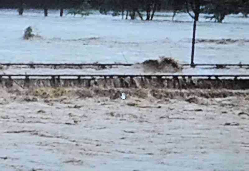 豪雨災害時、住民が下流側から撮影した人吉大橋。市民団体は、写真中央の手のひらカーソル付近の水位計が水没していたと主張する