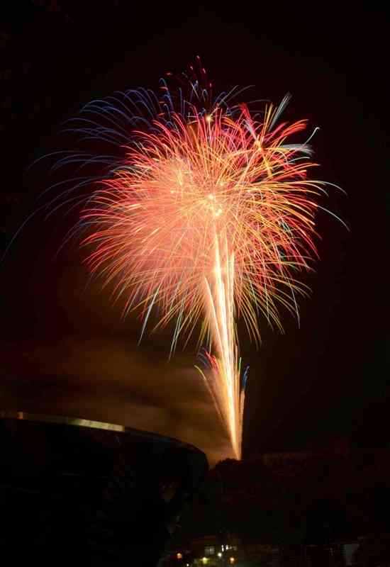 8月13日、小国町の夜空を彩った花火。約1500発が打ち上げられた。（木村馨一）