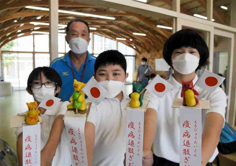 疫病退散のお守り「犬子ひょうたん」を作った山鹿小の児童ら＝山鹿市