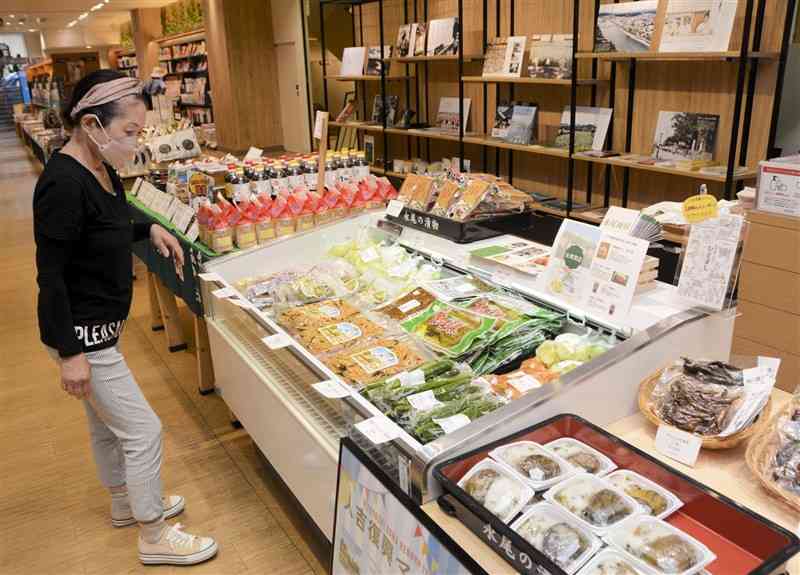 人吉球磨地域の特産品を販売しているマルシェ＝熊本市中央区