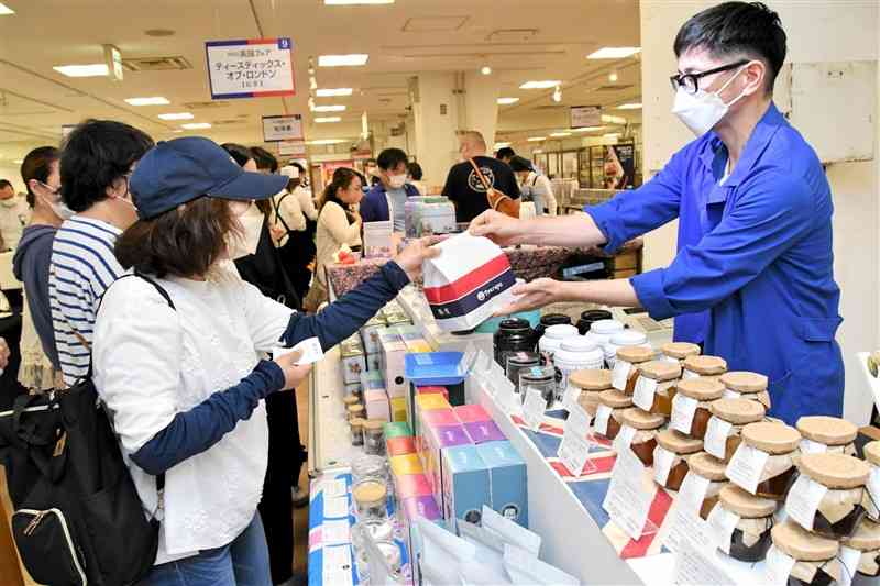 多くの買い物客でにぎわう鶴屋百貨店の「英国フェア」＝14日、熊本市中央区