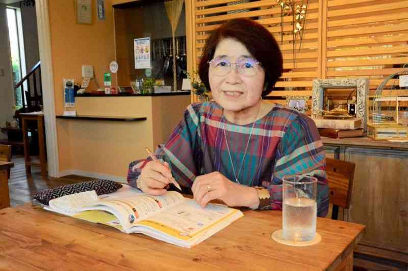 80歳を過ぎて英検に初挑戦した松田湊子さん。カフェで勉強するのが習慣になった＝宇城市