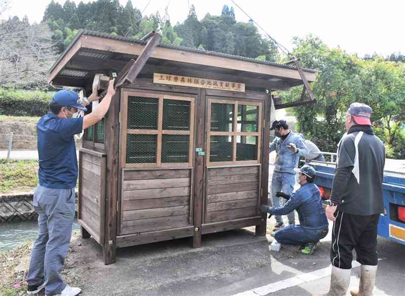 湯前町の浜川地区に上球磨森林組合が設置したごみ集積庫