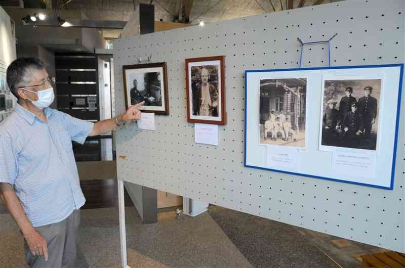 森国久の写真について説明する顕彰会の田口宏昭副会長＝上天草市