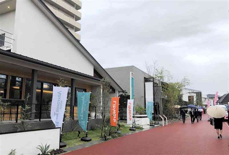 県内の住宅メーカー16社が出展する「第4期熊日RKK住宅展」＝17日、熊本市