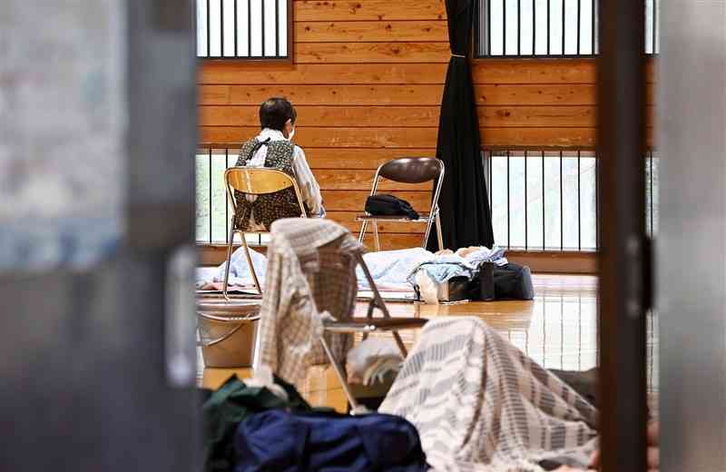 台風14号に備え、避難所の体育館で休む人たち＝18日午前、人吉市の中原小（小野宏明）