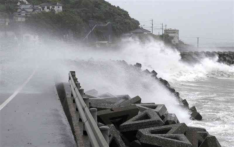 台風14号の接近に伴い、防波堤に打ち寄せる高波。左は国道324号＝18日午後0時半ごろ、天草市五和町（谷川剛）