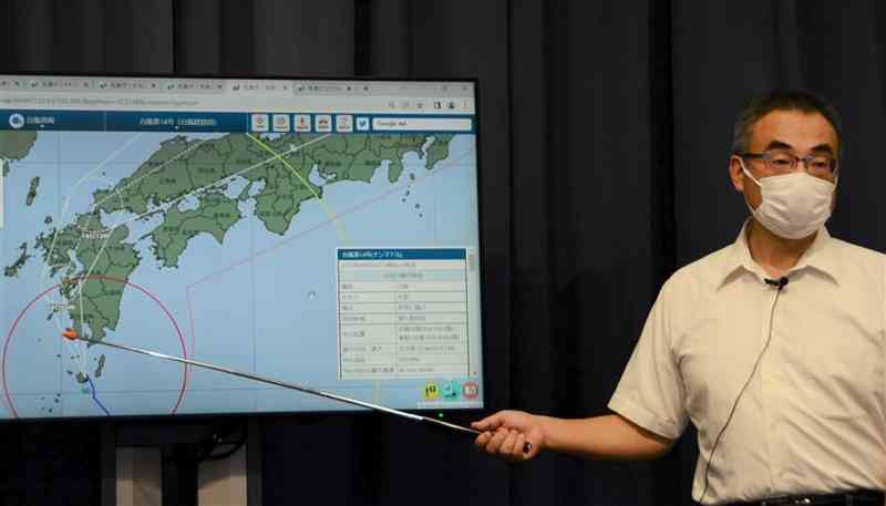 台風14号の今後の見通しを説明する気象庁の池田徹予報官＝18日、気象庁