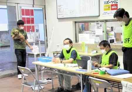 ペット同伴避難所が開設された水前寺競技場に身を寄せる避難者（左端）ら＝18日午後4時ごろ（同競技場提供）